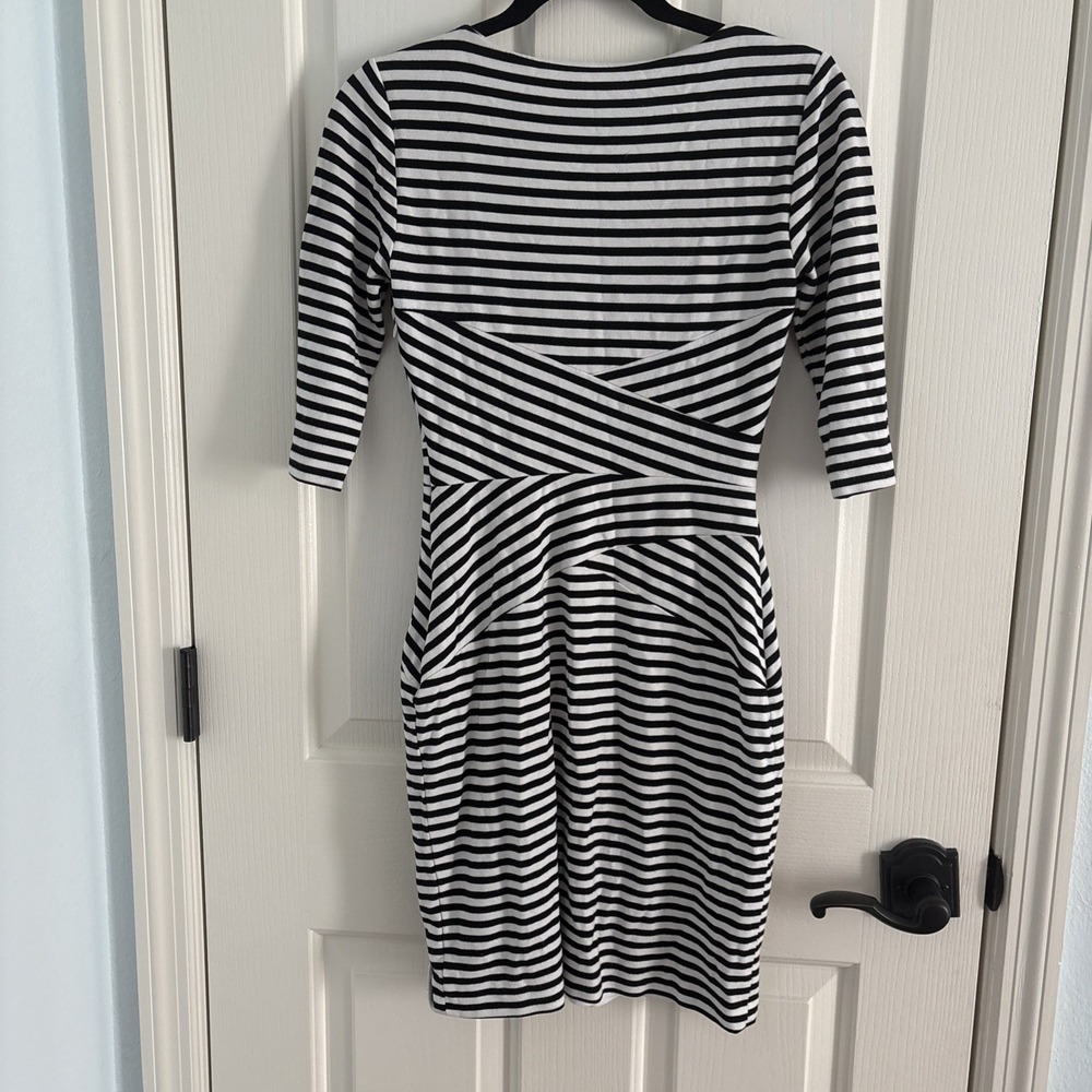 Antonio Melani Black/Ivory Striped Sheath V-Neck 3/4 Sleeve Knee Dress Size 2 - Picture 7 of 7
